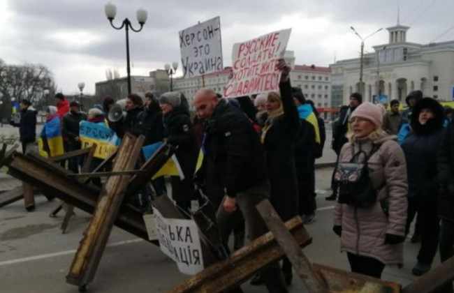 В Херсоне мирный митинг оккупанты разгоняют дымовыми шашками, видео