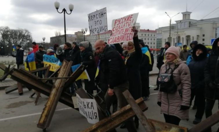 В Херсоне мирный митинг оккупанты разгоняют дымовыми шашками, видео