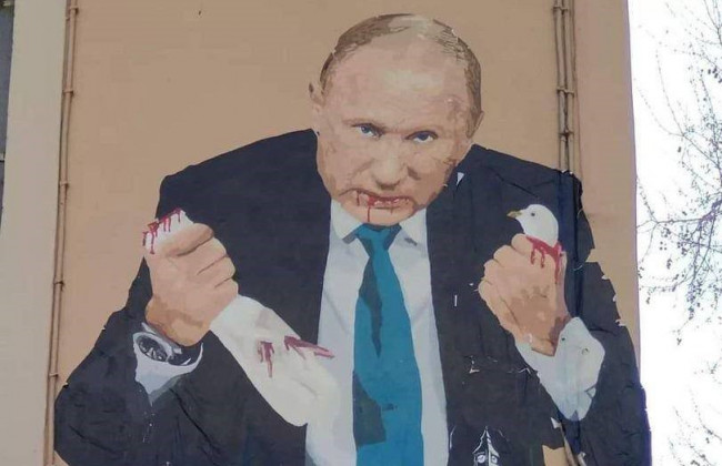Во Франции появился «кровавый» мурал с Путиным и голубем мира