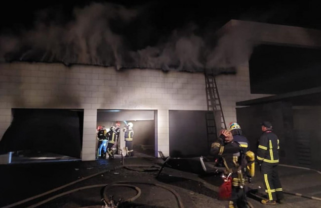 В Киеве часть сбитой ракеты упала на территорию частного дома, произошло возгорание: фото