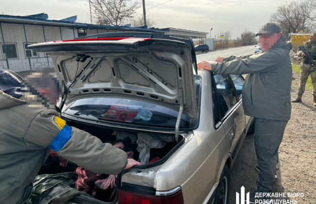 ДБР затримало мешканця Одещини, який під виглядом тероборонівця незаконно переправляв призовників за кордон