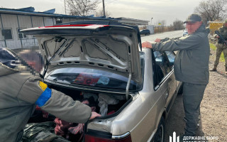 ДБР затримало мешканця Одещини, який під виглядом тероборонівця незаконно переправляв призовників за кордон