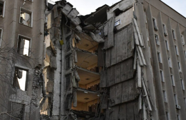 У Миколаєві з-під завалів обстріляної ОДА вже дістали тіла 12 загиблих