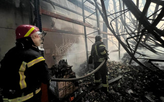 В Киевской области  обстреляли склад: вспыхнул масштабный пожар