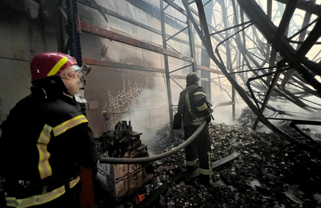 В Киевской области  обстреляли склад: вспыхнул масштабный пожар