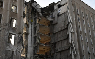 У Миколаєві з-під завалів обстріляної ОДА вже дістали тіла 12 загиблих