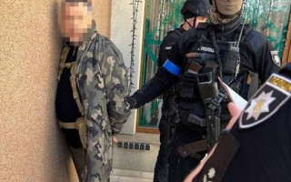 Киянин у супроводі близько 20 осіб з автоматами напав на поліцейських