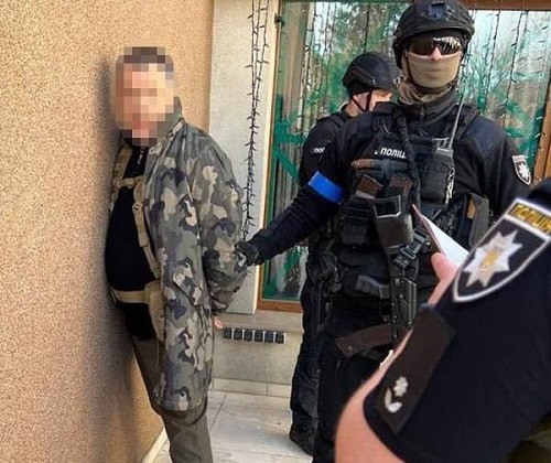 Киянин у супроводі близько 20 осіб з автоматами напав на поліцейських