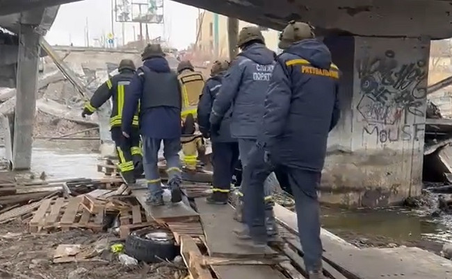 Эти кадры должен видеть мир: спасатели выносят тела убитых горожан из Ирпеня, видео