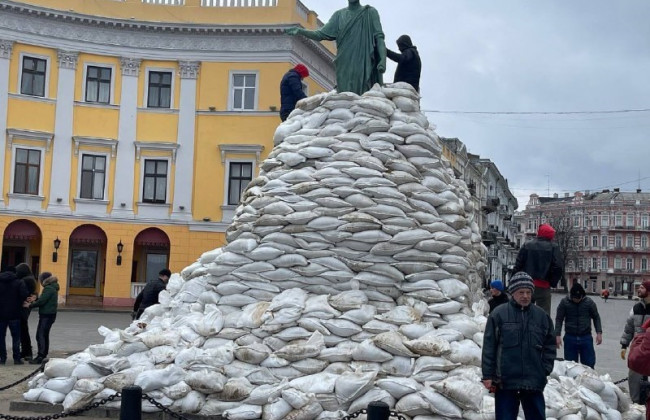 У берегов Одессы маневрируют вражеские корабли, а в небе кружат беспилотники