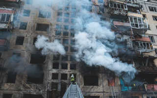 У КМДА повідомили, скільки будинків пошкодили окупанти в Києві