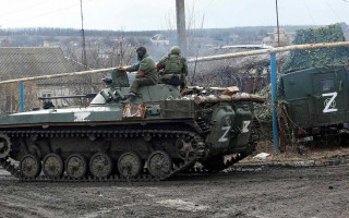 Оккупанты воровали в Украине женское белье, но потеряли его при отступлении: видео
