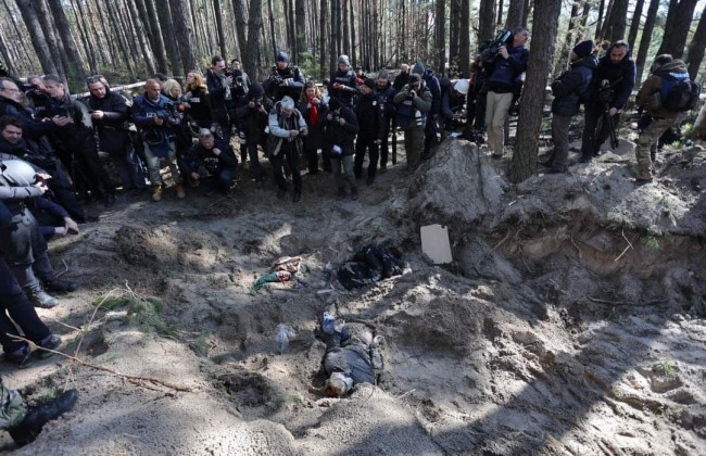 Журналистам показали массовые захоронения под Киевом