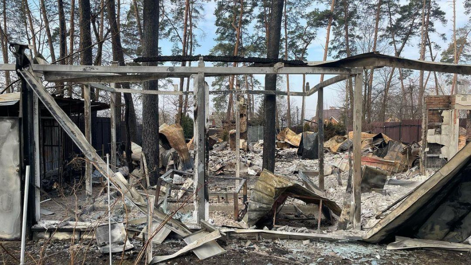 «Здесь жили мои дети»: известный музыкант впервые показал полностью уничтоженный дом под Гостомелем
