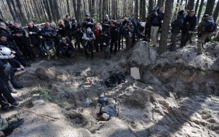 Журналистам показали массовые захоронения под Киевом