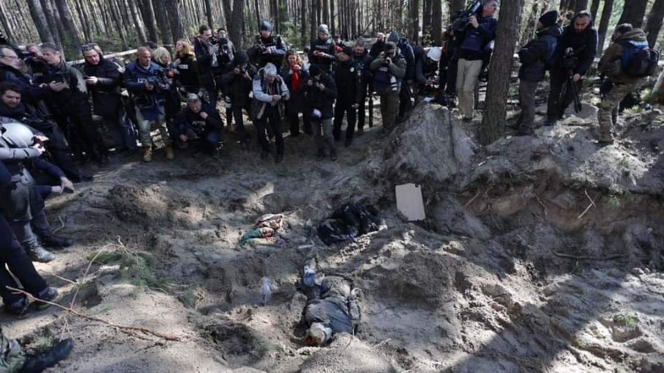 Журналистам показали массовые захоронения под Киевом
