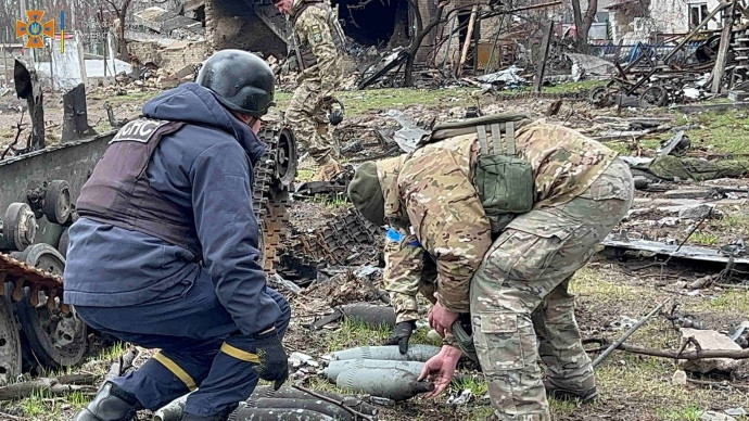 У ДСНС попередили, що численні вибухи – це роботи з розмінування Київщини