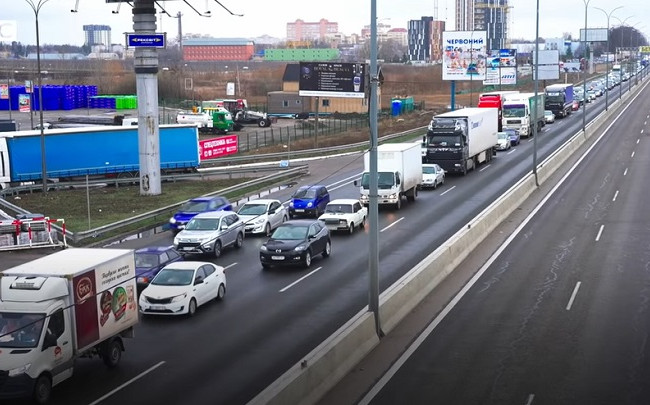 В Киев начали массово возвращаться люди: на въезде — километровые пробки, видео