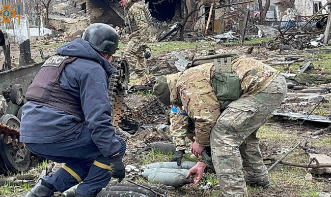 У ДСНС попередили, що численні вибухи – це роботи з розмінування Київщини