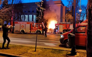 В Бухаресте  автомобиль врезался в ворота посольства РФ и загорелся