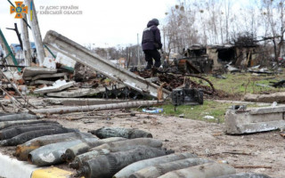 Под Киевом спасатели выявляют тысячи неразорвавшихся боеприпасов