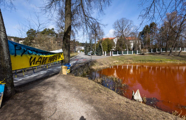 В Вильнюсе воду в пруду напротив посольства РФ выкрасили в цвет крови: фото