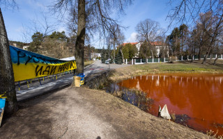 В Вильнюсе воду в пруду напротив посольства РФ выкрасили в цвет крови: фото