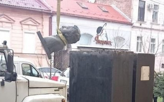 В Мукачево демонтировали памятник Пушкину и сняли мемориальную табличку со школы, носившей его имя