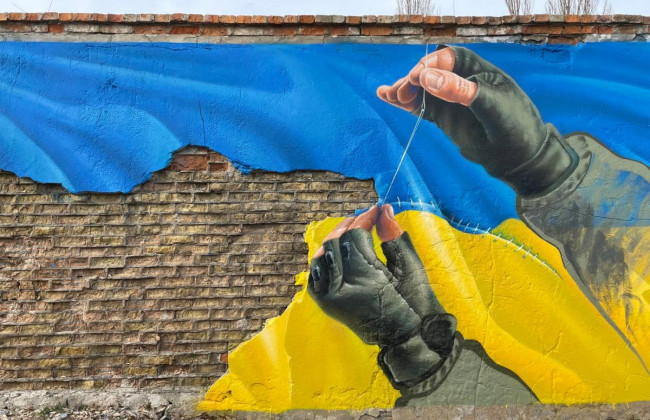 В Киеве на Оболони художник создал трогательный мурал: фото