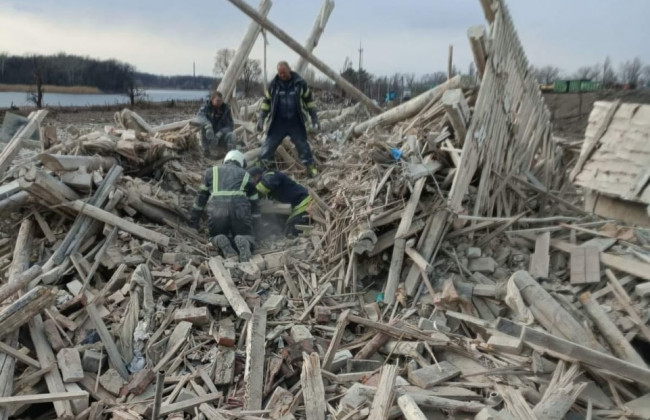 В Рубежном из-под завала разрушенного дома достали женщину: она чудом выжила