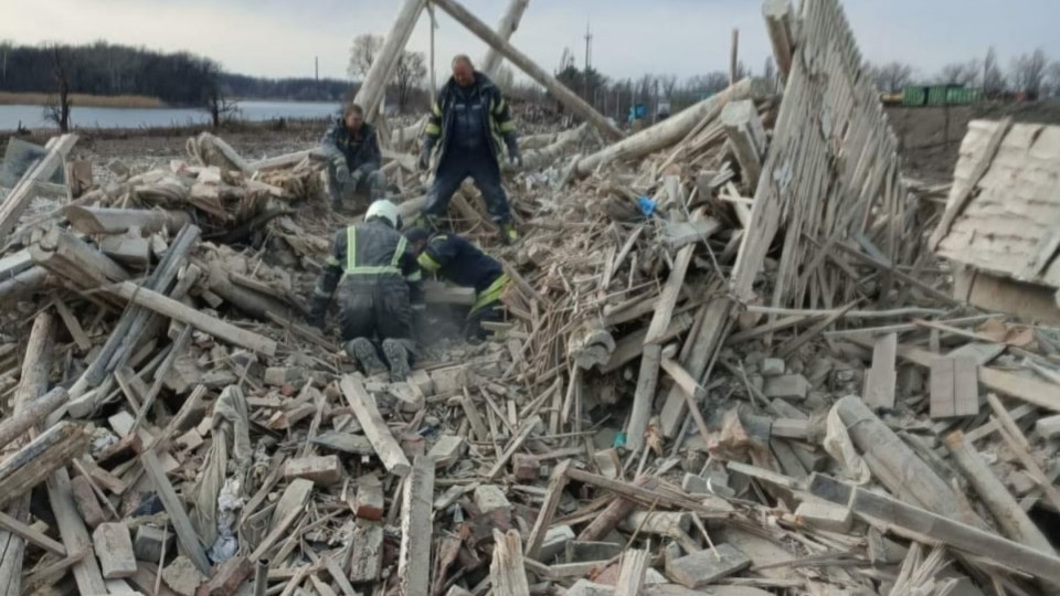 В Рубежном из-под завала разрушенного дома достали женщину: она чудом выжила