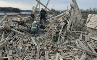 В Рубежном из-под завала разрушенного дома достали женщину: она чудом выжила