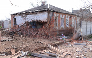 Оккупанты нанесли удары по городу Дергачи: разрушены дома и больницы