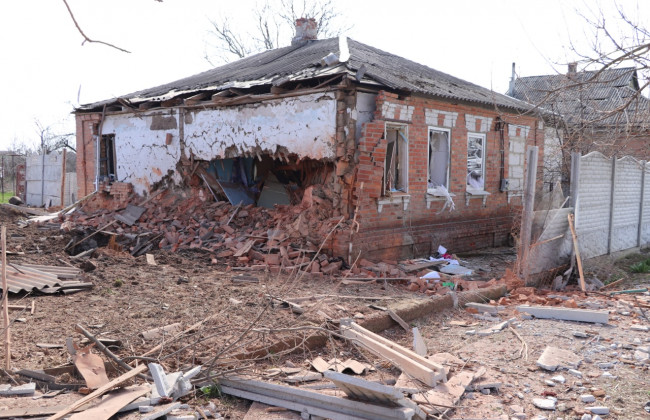 Оккупанты нанесли удары по городу Дергачи: разрушены дома и больницы