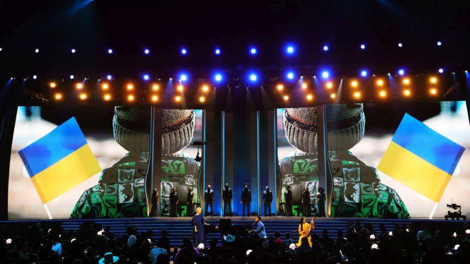 Grammy-2022: Мика Ньютон и Джон Ледженд спели вместе в поддержку Украины, видео