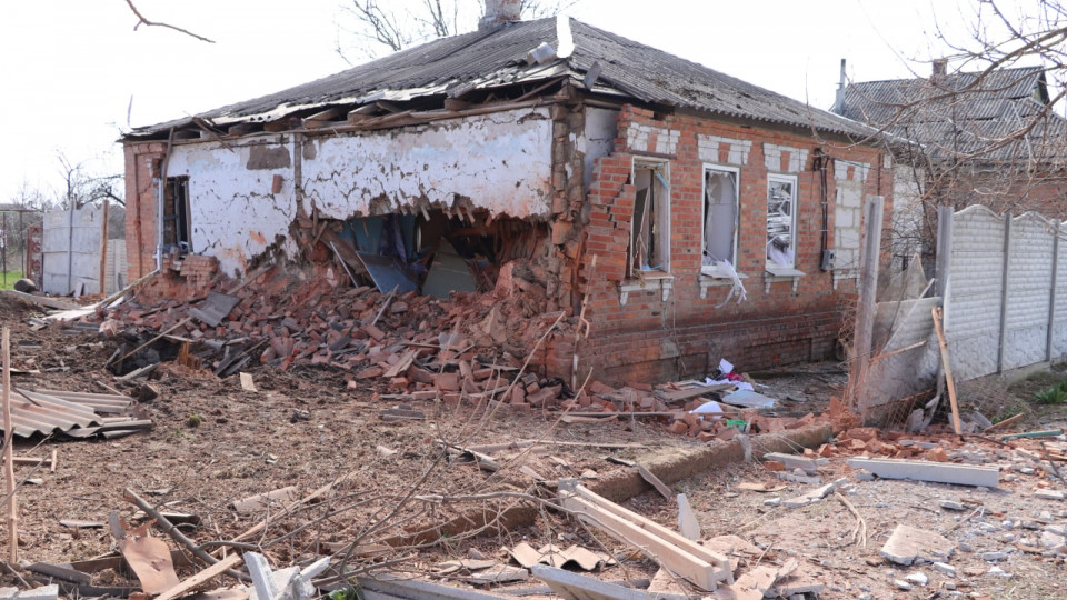 Оккупанты нанесли удары по городу Дергачи: разрушены дома и больницы