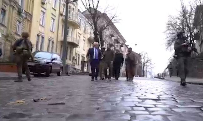 Зеленский с Джонсоном прошлись улицами Киева, видео
