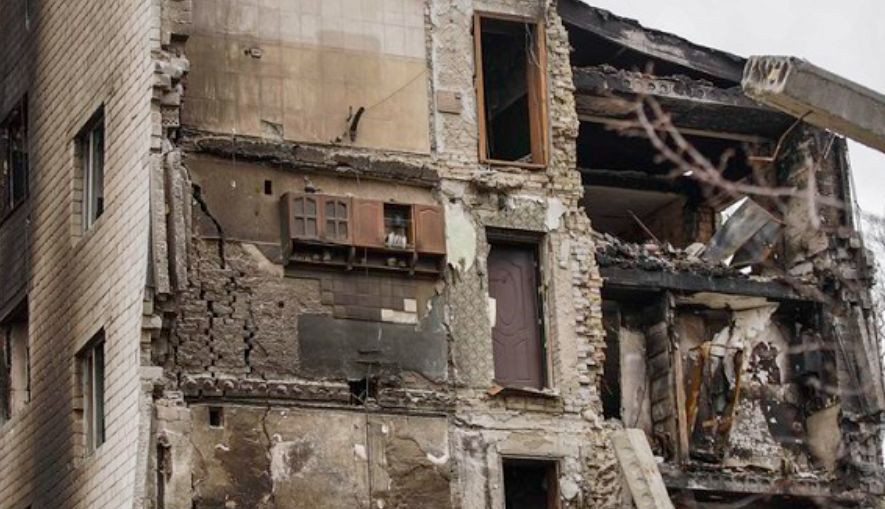 Фото із шафкою як символ незламності українців серед жахіть війни