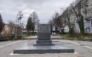 У Тернополі демонтували пам'ятник Пушкіну: фото