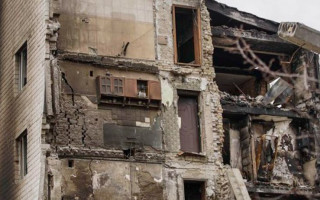 Фото із шафкою як символ незламності українців серед жахіть війни