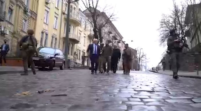Зеленский с Джонсоном прошлись улицами Киева, видео