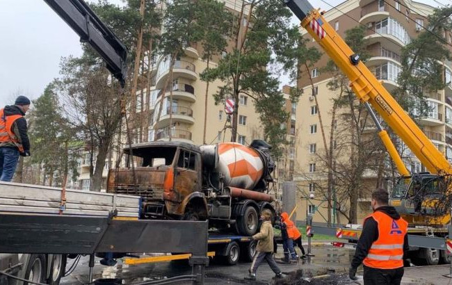 На Київщині понад 100 одиниць техніки розчищають вулиці та відновлюють дорожню інфраструктуру
