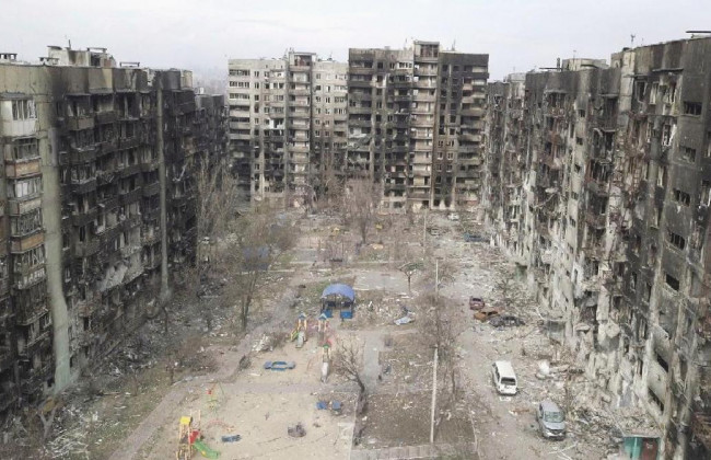 В Мариуполе оккупанты охраняют зону кремации погибших мирных горожан