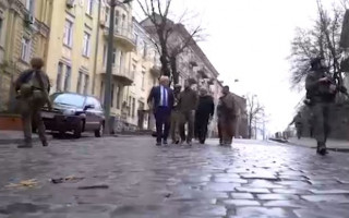 Зеленский с Джонсоном прошлись улицами Киева, видео