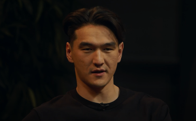 Комика из РФ Нурлана Сабурова освистали на концерте в США за молчание о войне в Украине