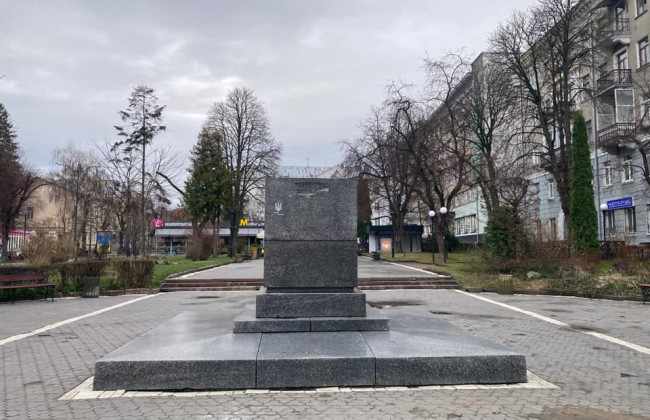 У Тернополі демонтували пам'ятник Пушкіну: фото
