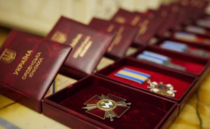 Зеленський нагородив 430 військовослужбовців, 55 з них — посмертно