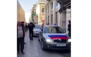 В Греции люди жестоко отреагировали на автопробег россиян, видео