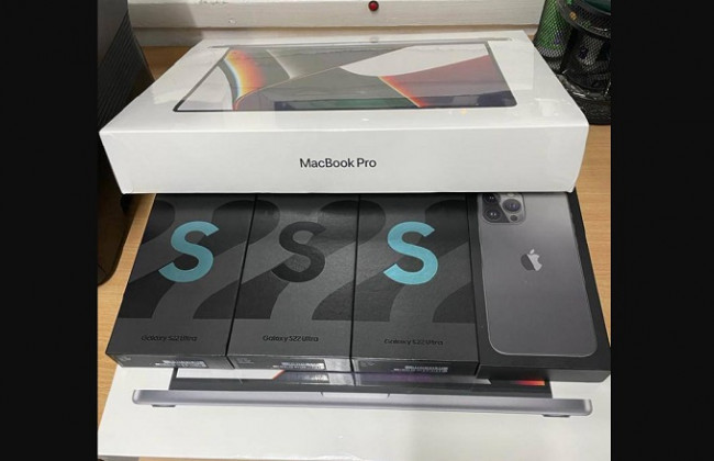 На Закарпатті під виглядом посилок із вживаним одягом намагались провезти новенькі смартфони та ноутбуки: фото