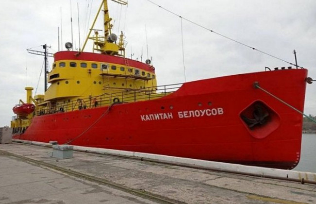 У Маріупольському порту ворог обстріляв єдиний в Україні криголам «Капітан Белоусов» — одна людина загинула
